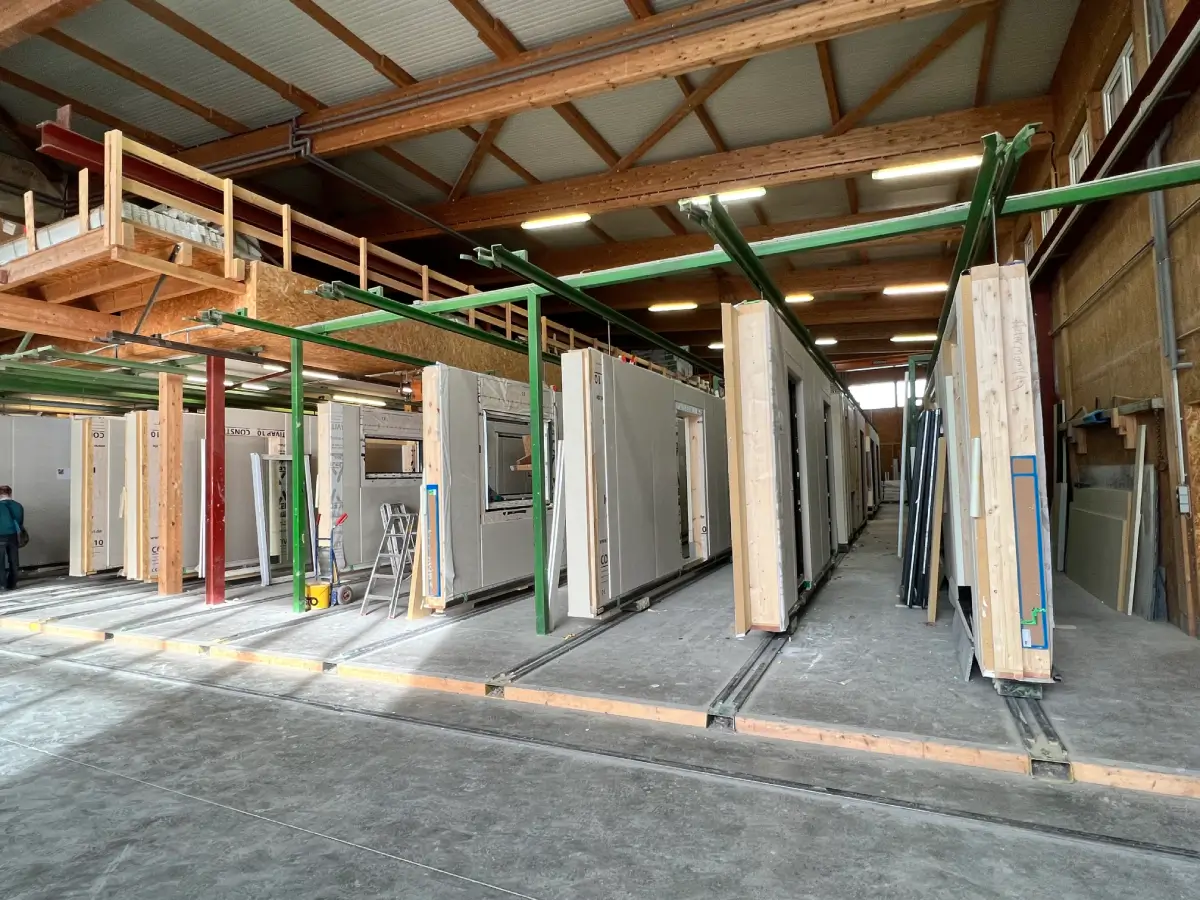 Bauträgersuche - Fertighaus Vorteile - Witterungsunabhängige Fertigung im Werk